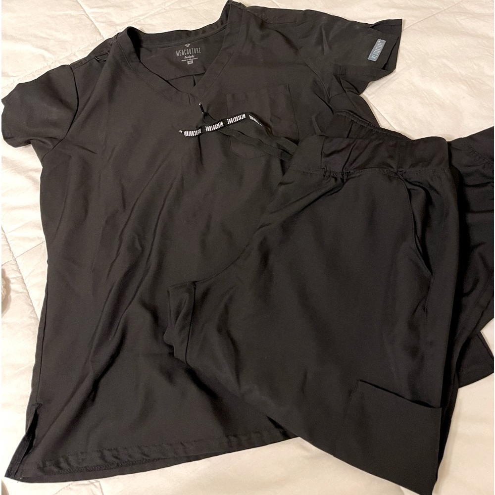 Med Couture scrubs insight petite bottoms jogger set.